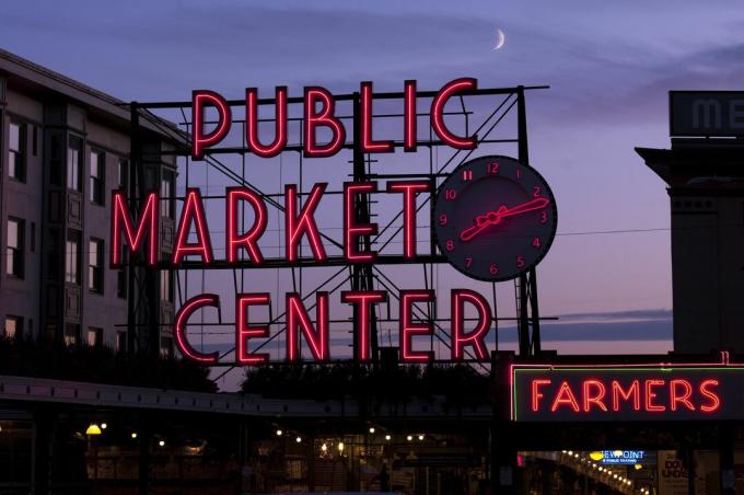 znak zewnętrzny czerwony neon, Public Market Center Farmers