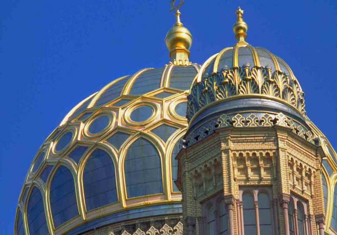 Niebieskie i złote kopuły Neue Synagogue w dzielnicy Scheunenviertel (Barn Quarter), niegdyś dużej żydowskiej dzielnicy Berlina