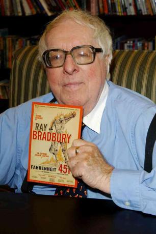 Ray Bradbury trzyma kopię „Fahrenheit 451”