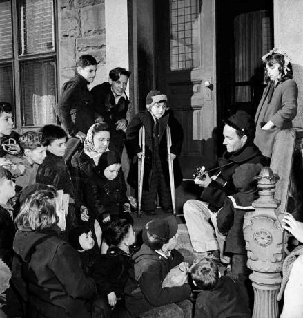 Woody Guthrie występuje na postoju