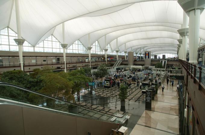 Wnętrze międzynarodowego lotniska w Denver, 1995 r. W Denver, Kolorado
