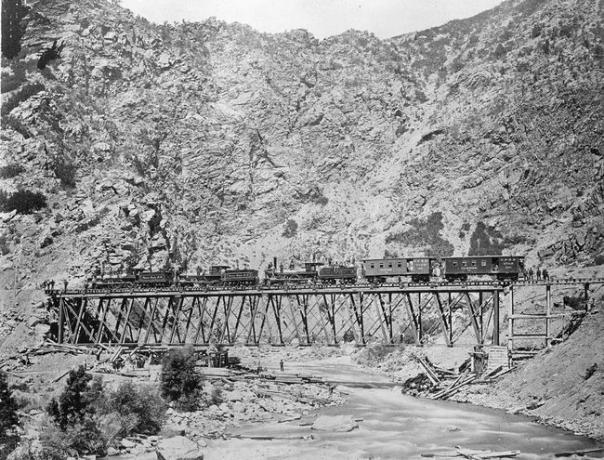 Widok budowy odcinka Union Pacific kolei transkontynentalnej przez most Devil's Gate w stanie Utah, 1869.