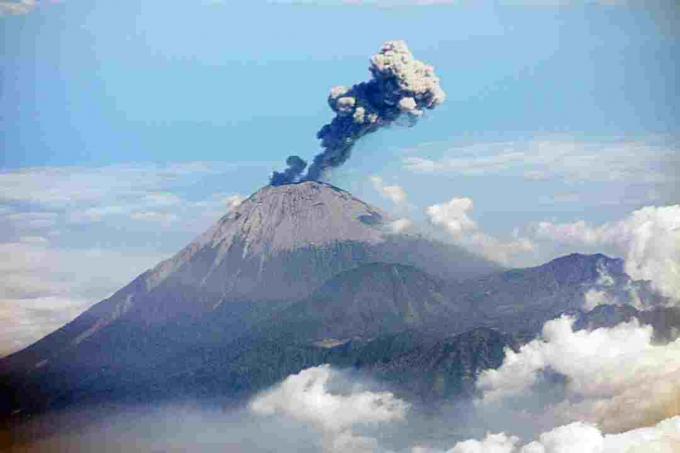 Wulkan Semeru w Indonezji jest aktywnym stratowulkanem.