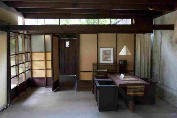 Ściana okien i okna clerestory oświetlają przestrzeń wewnętrzną w Schindler House z 1922 r. w Los Angeles w Kalifornii