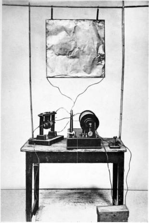 Zdjęcie pierwszego nadajnika radiowego wynalazcy Guglielmo Marconiego