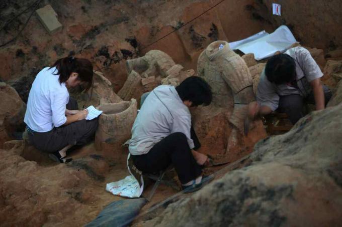 Archeolodzy pracują w miejscu wykopalisk nr 1 w Muzeum Terakotowych Wojowników i Koni Qin Shihuang w dystrykcie Lintong w Xian w prowincji Shaanxi w Chinach. (Sierpień 2009)