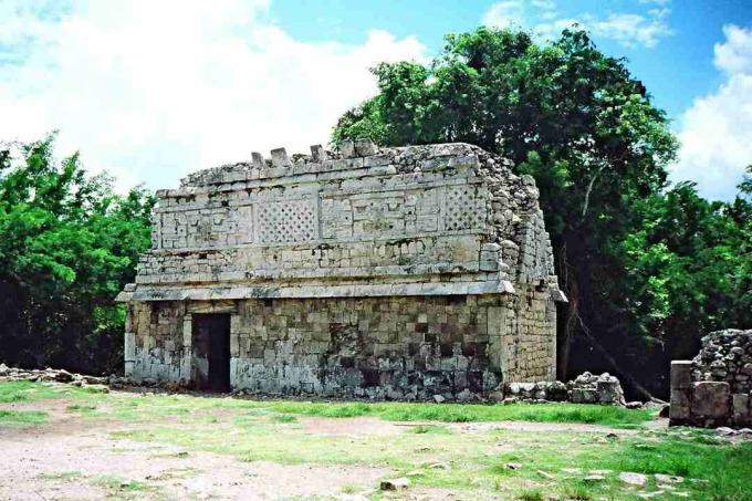 Dobrze zachowany dom Majów w stylu Puuc w Chichén Itzá