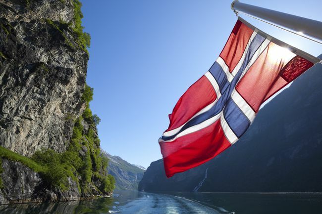 Norweska flaga na promie w Geiranger Fjord, Norwegia