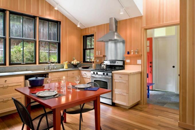 Kitchen of Mendocino County Wooden Cottage autorstwa California Architect Cathy Schwabe