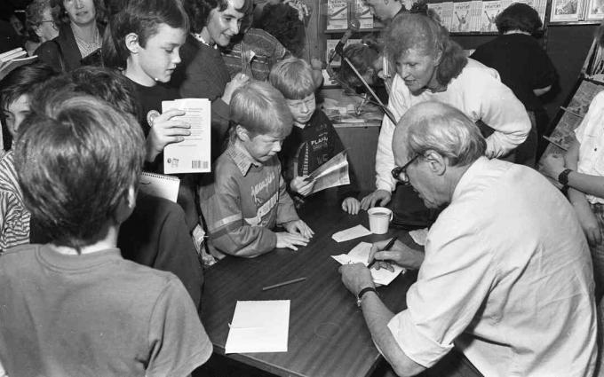Tłum dzieci czeka na autograf Dahla