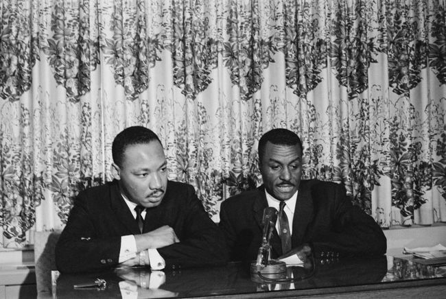 Obrońcy praw obywatelskich Martin Luther King Jr. i Fred Shuttlesworth organizują konferencję prasową na początku kampanii w Birmingham, maj 1963.