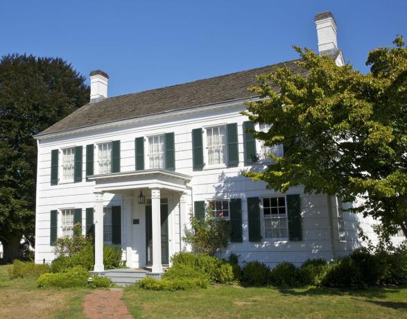 Biały kolonialny dom z zielonymi okiennicami, Corwith House, ok. 1850, Long Island