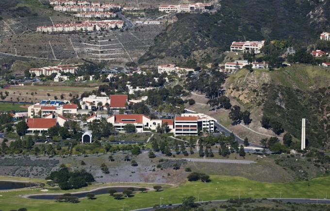 Widok z lotu ptaka na kampus Uniwersytetu Pepperdine w Malibu w Kalifornii