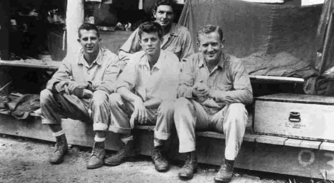 John F. Kennedy z innymi członkami załogi