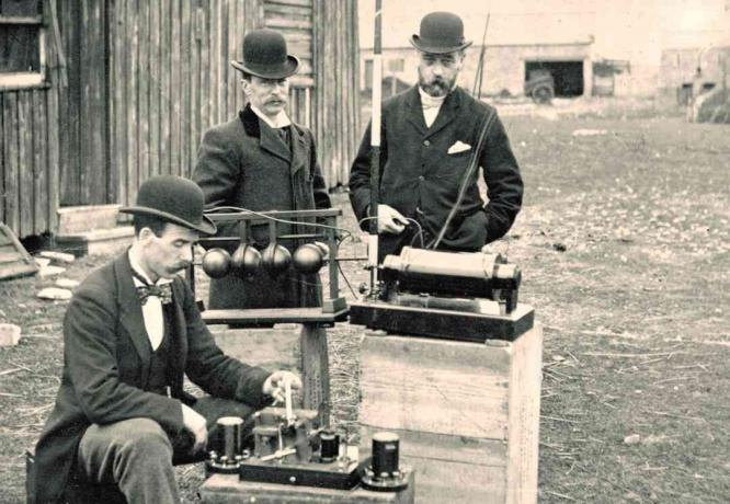 Stare zdjęcie inżynierów brytyjskiej poczty dokonujących kontroli urządzeń radiowych Marconiego podczas demonstracji na wyspie Flat Holm, 13 maja 1897 r.