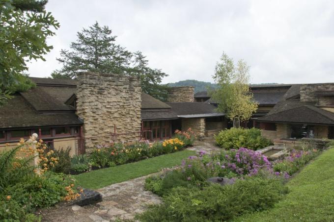 Ogrody i architektura organiczna Taliesin, duży kamienny komin, pozioma orientacja złoża w majątku Wisconsin Franka Lloyda Wrighta