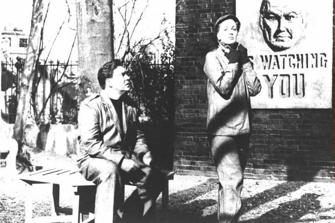 Aktorzy Edmond O'Brien i Jan Sterling z plakatem Big Brother na kadrze z filmowej wersji powieści George'a Orwella „1984”.