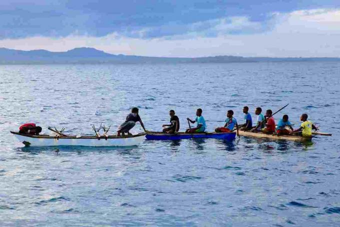 Młodzi mężczyźni w kajakach w Northwest Malakula, Vanuatu.