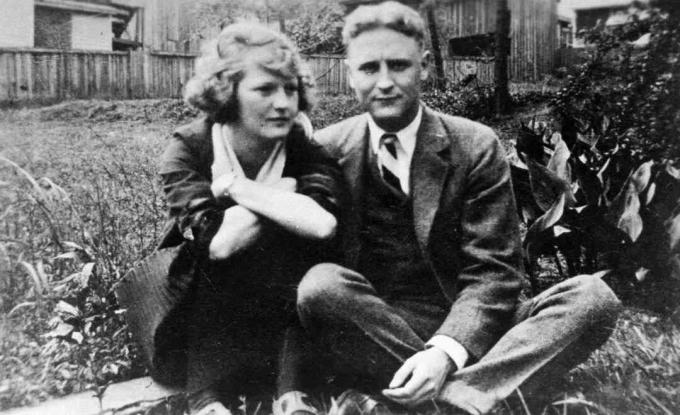 Zelda i F. Scott Fitzgerald siedzi w ogrodzie