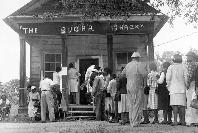 Wyborcy afroamerykańscy, którzy po raz pierwszy mogli głosować w wiejskim hrabstwie Wilcox w stanie Alabama, ustawiają się w kolejce przed lokalem wyborczym po uchwaleniu federalnej ustawy o prawach wyborczych w 1965 roku.