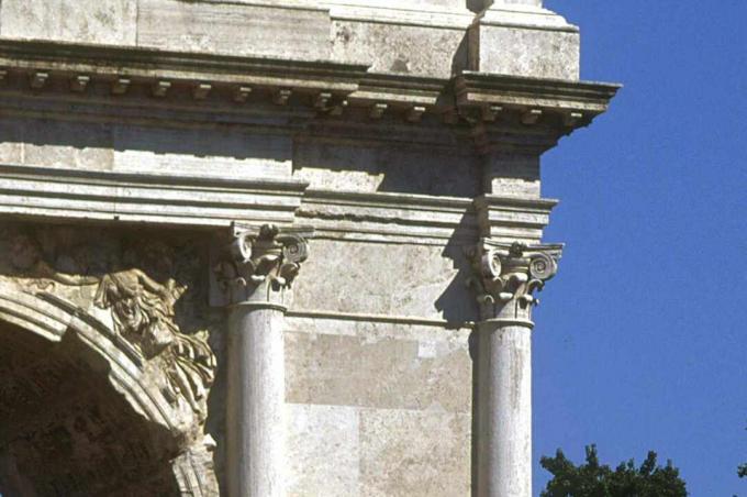 Szczegół marmurowych kompozytowych kapiteli na zaangażowanych kompozytowych kolumnach, zrekonstruowanych na starożytnym rzymskim łuku triumfalnym