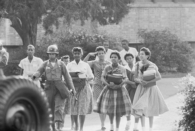 The Little Rock Dziewięciu czarnych uczniów opuszcza Little Rock w Arkansas Central High School po ukończeniu kolejnego dnia w szkole.