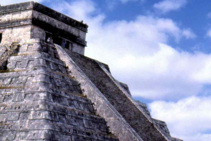 Platforma astronomiczna wieńcząca el Castillo w Chichen Itzá