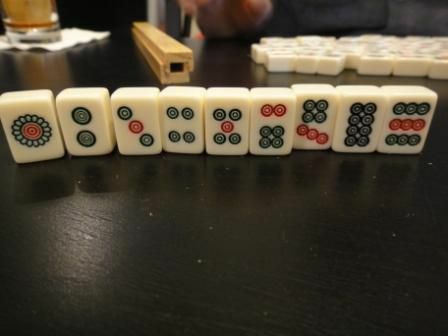 Kamienny garnitur standardowego zestawu płytek Mahjong stojących na stole.