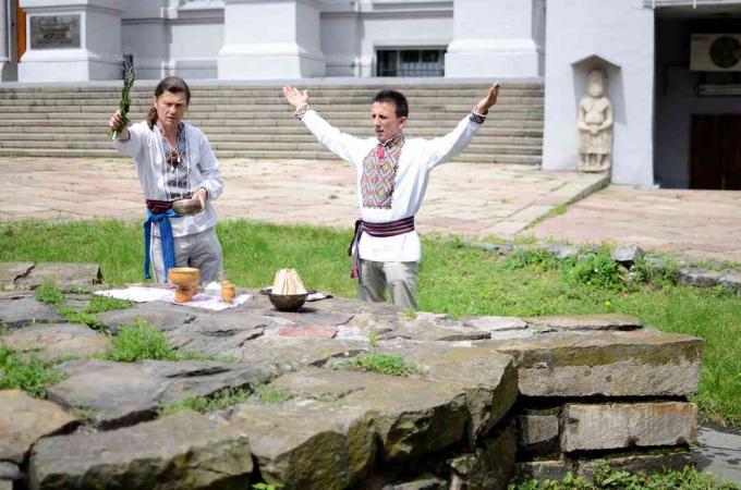 ukraińska pogańska społeczność odprawia ceremonię rytualną poświęconą Perunowi na Ukrainie