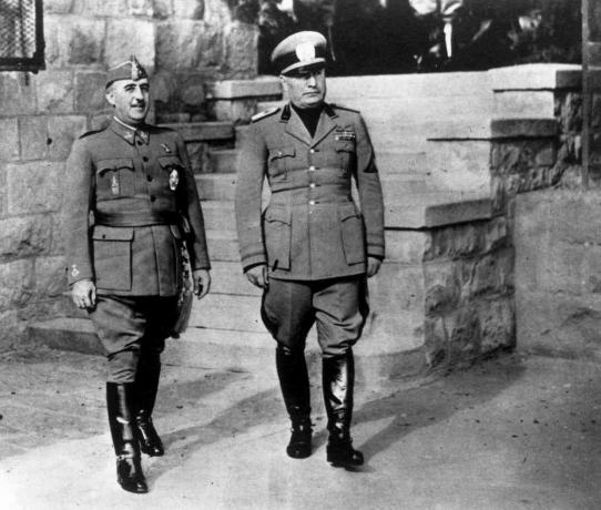 Hiszpański autorytarny przywódca Francisco Franco (po lewej) z włoskim dyktatorem Benito Mussolinim, 4 marca 1944 r.