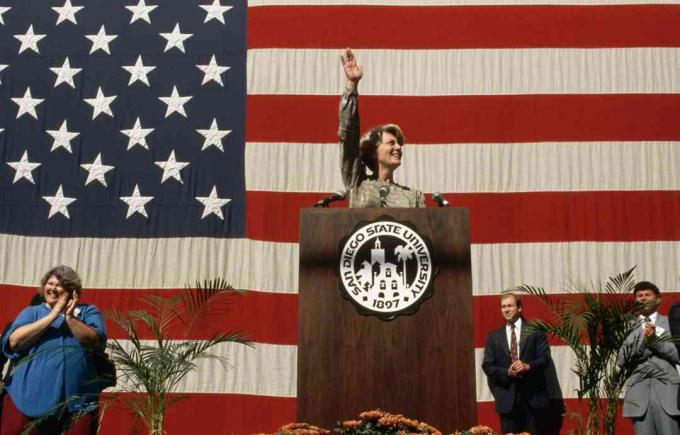 Geraldine Ferraro i flaga amerykańska