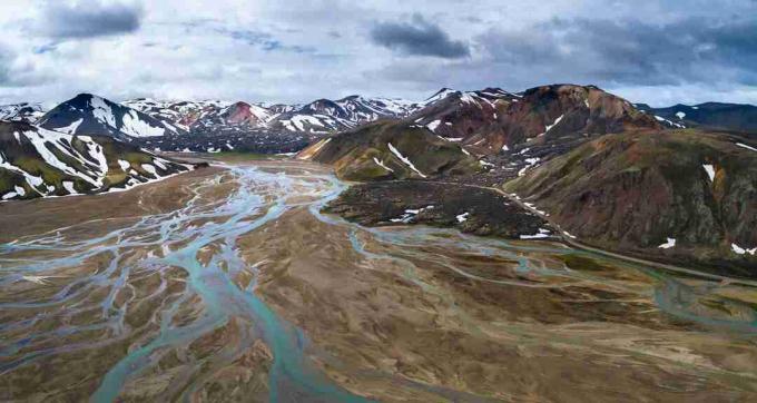 Landmannalaugar na Islandii prezentuje różnorodne kolory ryolitu.