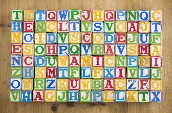 Kolorowe bloki liter