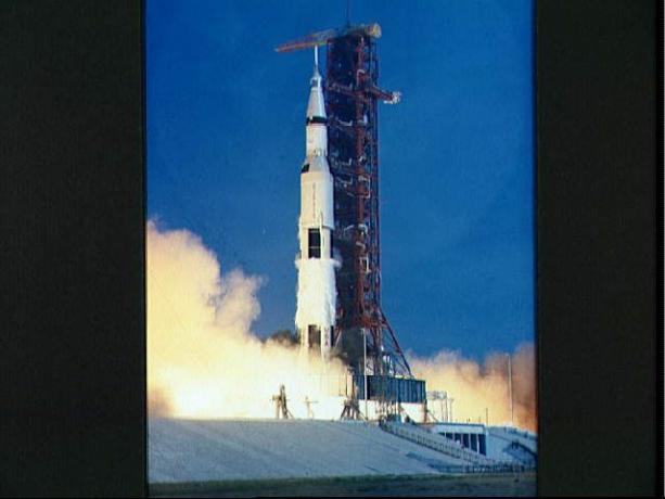 Zdjęcie 363-metrowego pojazdu kosmicznego Apollo 11 wystrzelonego 16 lipca 1969 roku.