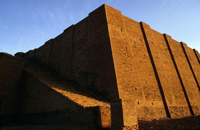 Irak - Nasiriyah - mężczyzna przechodzi obok Zigguratu w Ur