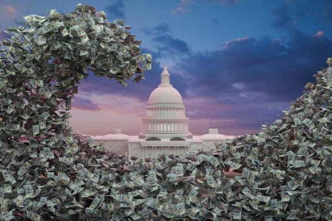 Strumień banknotów dolarowych latający wokół Kapitolu Stanów Zjednoczonych.