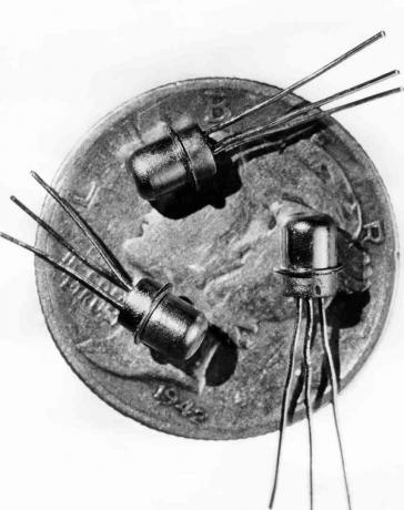 Zdjęcie z 1956 r. Przedstawiające trzy miniaturowe tranzystory M-1 na powierzchni dziesięciocentówki