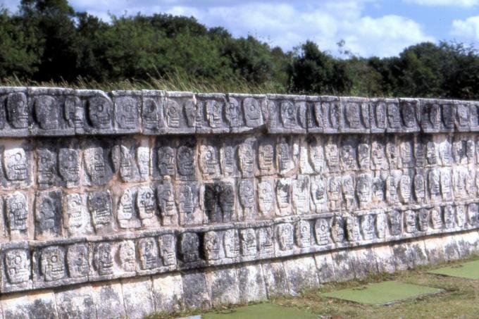 Ściana Czaszek (Tzompantli) w Chichen Itzá, Meksyk