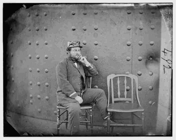 Capt. William Nicholson Jeffers, na zdjęciu, które pokazuje uszkodzenia bitewne wieży Monitora.