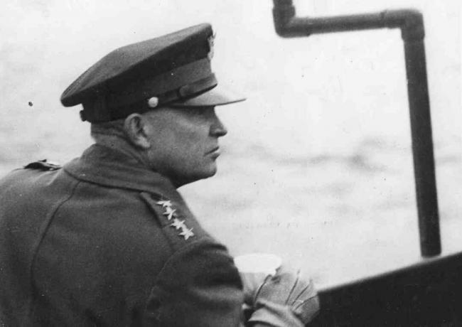 Generał Dwight D Eisenhower (1890–1969), Najwyższy Dowódca Sił Sprzymierzonych, obserwuje Sojusznicze operacje desantowe z pokładu okrętu wojennego na Kanale La Manche podczas II wojny światowej, czerwiec 1944. Eisenhower został później wybrany 34. prezydentem Stanów Zjednoczonych