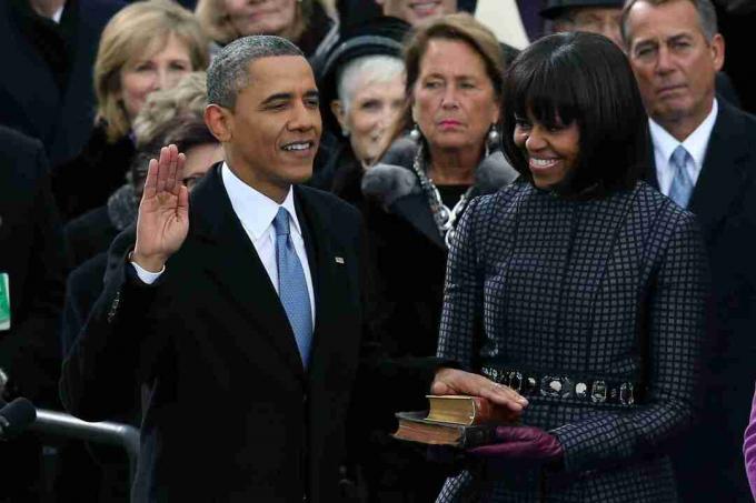 Barack Obama z dłonią na Biblii zaprzysiężony obok żony na drugą kadencję.