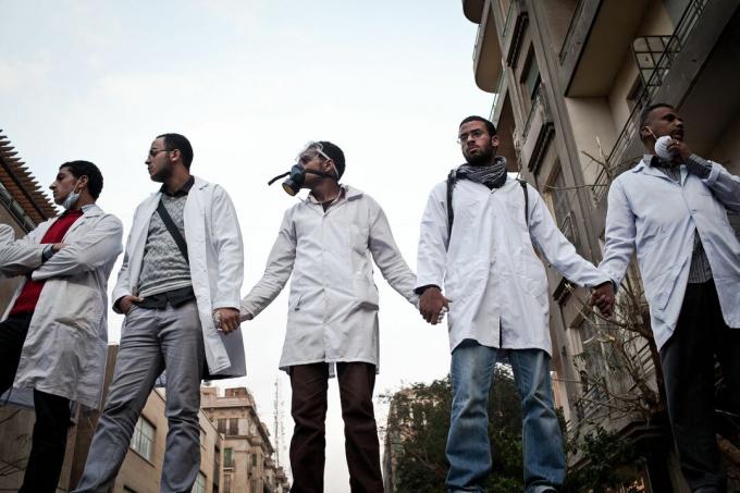 Wolontariusze medyczni podczas Arabskiej Wiosny, 2011 r. Na placu Tahrir, Kair, Egipt