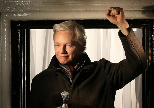 Założyciel Wikileaks, Julian Assange, przemawia z ambasady Ekwadoru 20 grudnia 2012 r. W Londynie, Anglia.