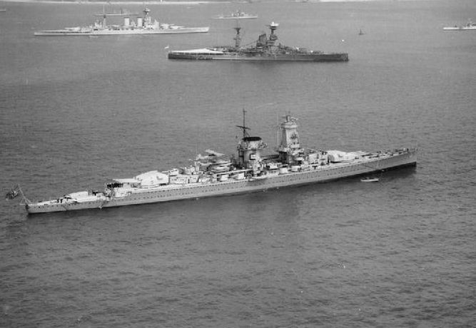 Kieszonkowy pancernik Admiral Graf Spee na kotwicy z brytyjskimi okrętami wojennymi w tle.
