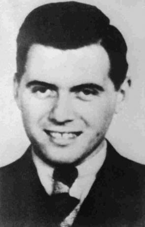 Czarno-białe zdjęcie Josepha Mengele.