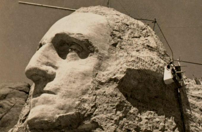 Twarz Waszyngtonu w budowie na Mt. Rushmore