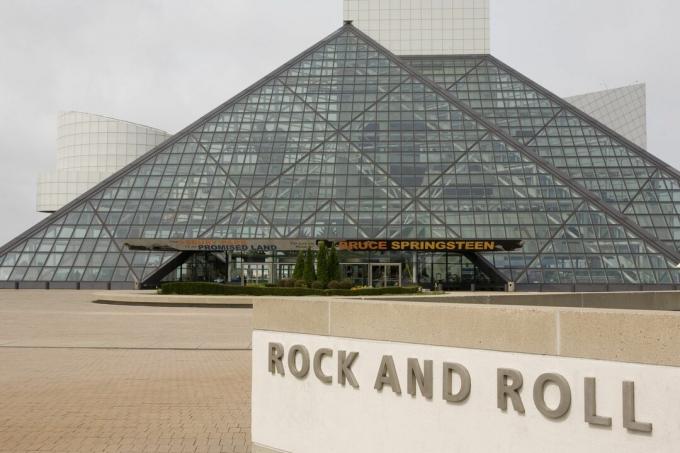 szklana piramida ze znakiem na pierwszym planie: ROCK AND ROLL
