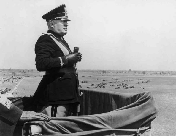 Włoski dyktator Benito Mussolini (1883-1945) obserwuje nowe lotnisko Caselle podczas wizyty w Turynie, 16 maja 1939 r.