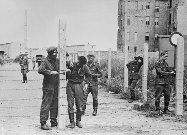 Żołnierze wznoszący ogrodzenia z drutu kolczastego w ramach przygotowań do muru berlińskiego, 14 sierpnia 1961 r.