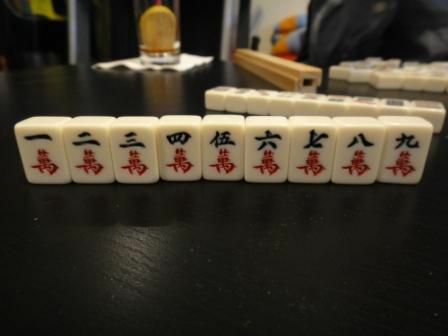 Kolor postaci zestawu płytek Mahjong na stole.